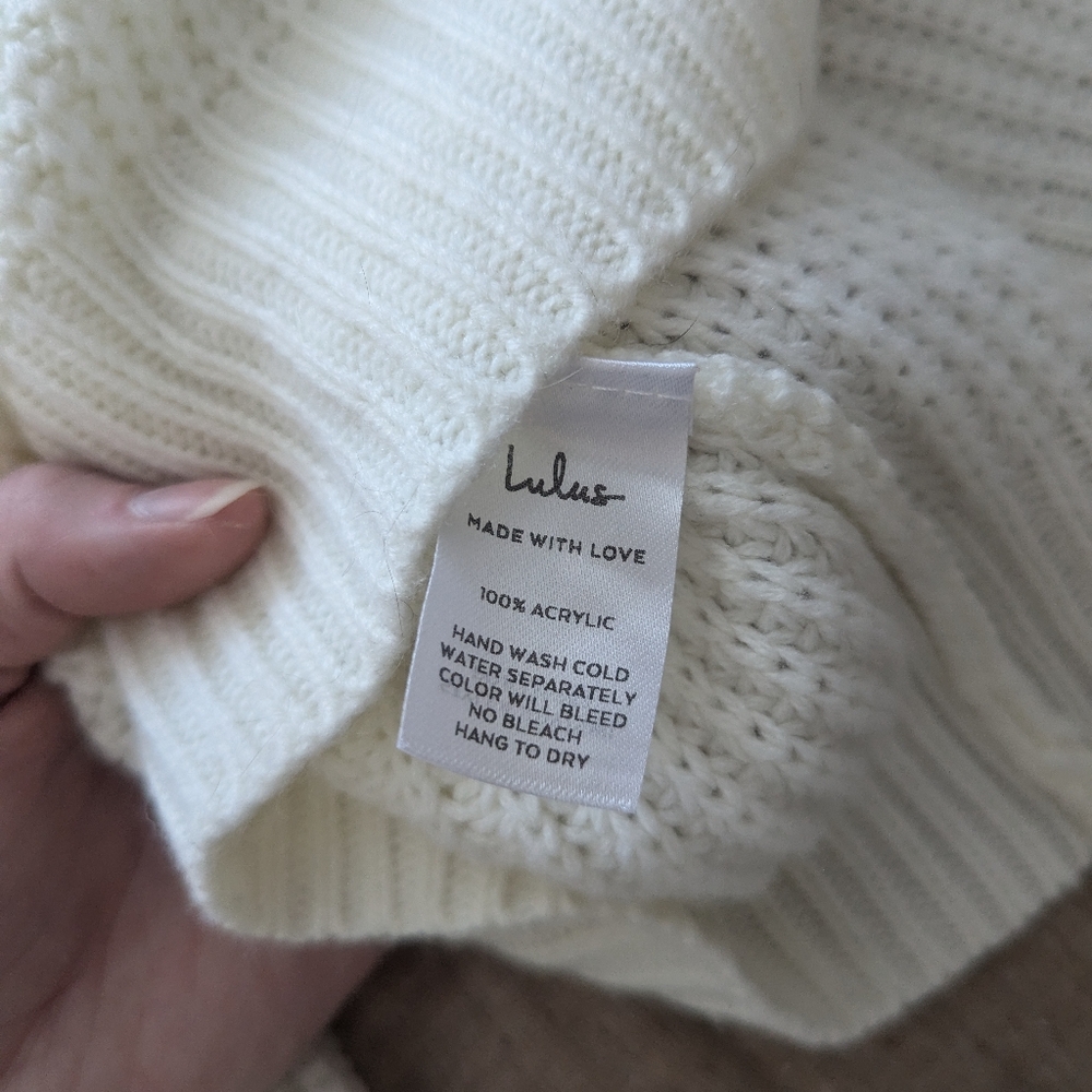 Reversible White Lulus Sweater - Picture 5 of 8
